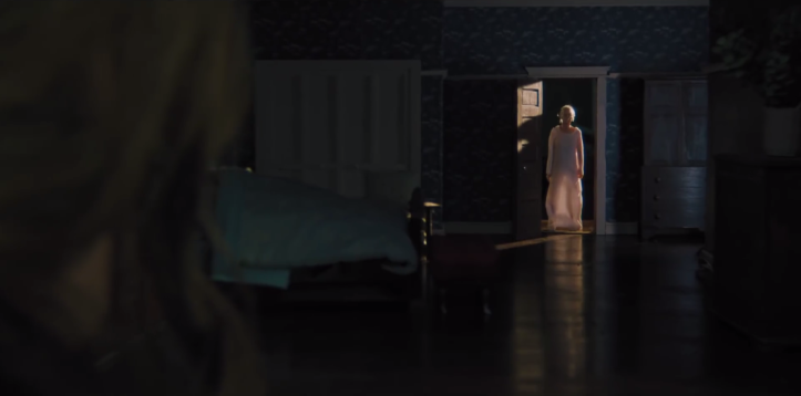 Hérédité film 2018 Annie apercevant sa défunte mère se tenant à la porte d'entrée