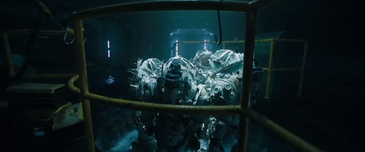 Underwater 2020 Norah et ses équipiers en combinaison s'appretant à prendre un ascenseur